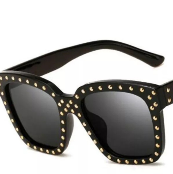 Fabulous oversize sunnies with silver studs - Picture 4 of 5